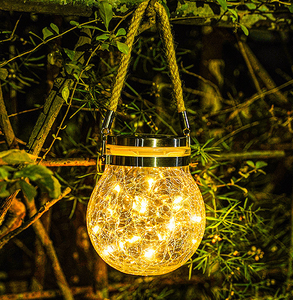 발코니에 따뜻하고 아늑한 분위기를 조성하려면 태양열 램프를 잘 활용하세요.