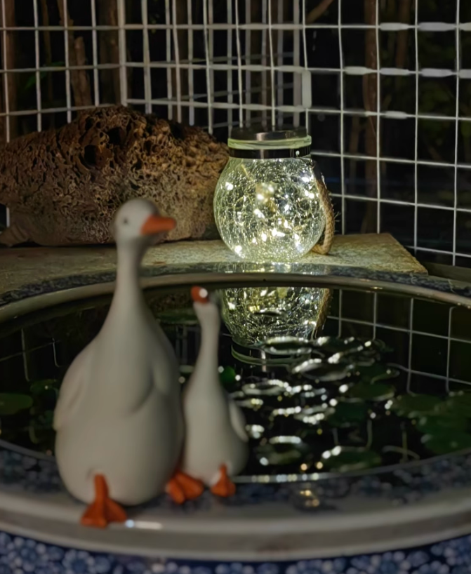 시적인 밤을 만나다! 분위기 있는 작은 조명이 마이크로 로맨틱 코너를 비춥니다