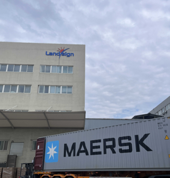 Landsign에서 이른 아침 컨테이너 선적 및 선적이 시작됩니다.